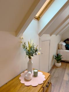 Romantic Riverside Stay - Walk to City & Dining - 2