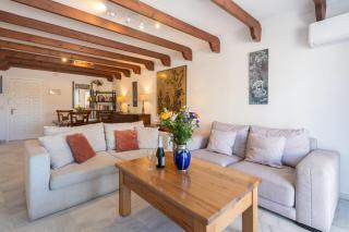 Comfortable Yacht Club Apartment - 9