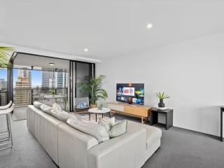 Scenic View 2 Bedroom Apartment - Pools, Gym and Secure Parking - 2