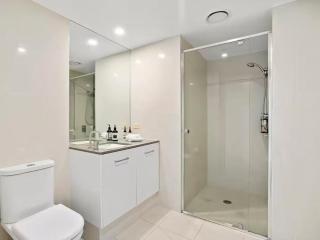 Modern 2 Bedroom Apartment - Pools, Gym and Secure Parking - 5