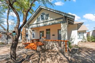 Renovated Historic Gem • Walk to UofA • Sleeps 8 - 6
