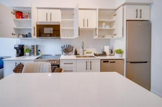 Modern and Cozy in Central KW with Gym - 3