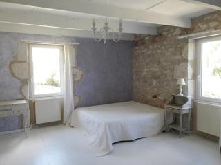 Dans hameau avec piscine privée - 2