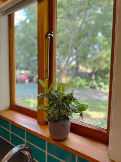 Romantic Riverside Stay - Walk to City & Dining - 4