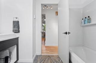 The Jasmine House - Cute & Centrally Located home - 2