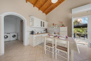 Dorothea Apartment in Chlomos - 8