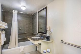 Clarion Inn & Suites Central Clearwater Beach - 2