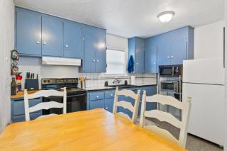 Blue Bungalow - Close to Downtown & Autzen home - 1