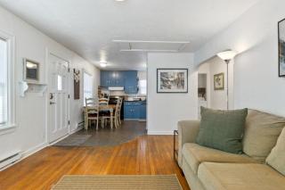 Blue Bungalow - Close to Downtown & Autzen home - 2