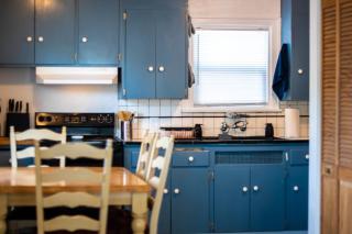 Blue Bungalow - Close to Downtown & Autzen home - 3