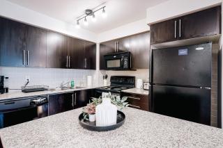 Modern 2 Bedroom 2 Bathroom Condo Walk to Square One YYZ Airport And Free Parking 25th - 9