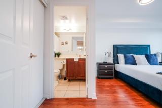 Modern 2 Bedroom 2 Bathroom Condo Walk to Square One YYZ Airport And Free Parking 25th - 2