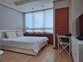 Sinsa Garosugil Urban House - 0