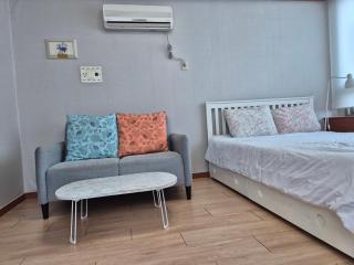 Sinsa Garosugil Urban House - 4