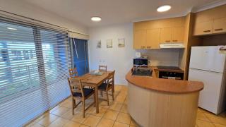 Comfy 1-Bedroom with Parking, Walk to Parklands - 7