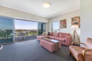 Coastal Studio with City & Ocean Views, Walk to Beach - 3