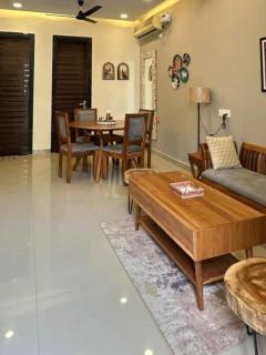 Iraaya Stays - Premium 2BHK - Close to Premanand Maharaj ji Route - 8