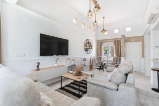 Luxury Frontline Golf Villa - 4