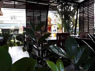 Ritzy House Hotel - 2