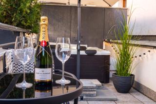 Apartment with Private Jacuzzi & Terrace in the center of Prague - Prague - 4