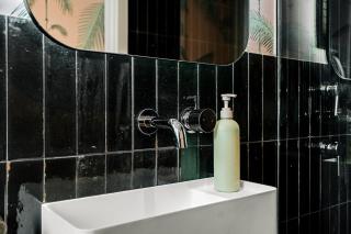 Coastal Noir - Modern Cottesloe Stay - 8