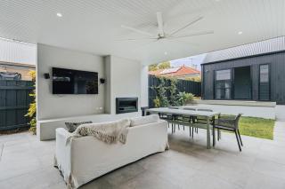 Coastal Noir - Modern Cottesloe Stay - 7