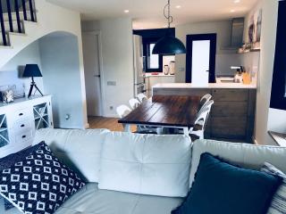 Stylish Beach House 600m to sea - 8