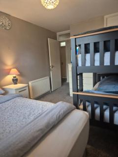 Three bed house with garden - 0