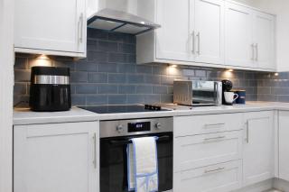 Stylish 4BR for Groups, Sleeps 7, 2 WCs, Free Parking - 3