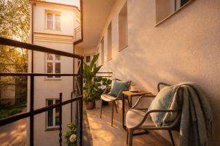 Old Town Apartment with balcony AC WiFi Smart Tv King Size Bed Parking - 6