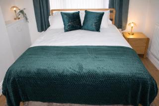 Spacious 4BR House, Sleeps 7, 2 Baths, Parking - 7