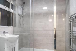 Stylsih 3BR House - Sleeps 5 - Near City Centre - Free Parking - 9