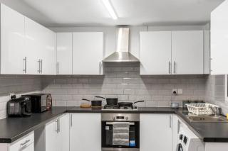 Stylsih 3BR House - Sleeps 5 - Near City Centre - Free Parking - 6