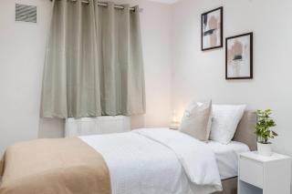 Stylsih 3BR House - Sleeps 5 - Near City Centre - Free Parking - 1