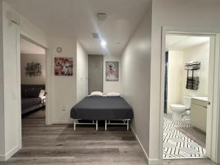 Hollywood Sign View, Gym, Pool, Parking, More - 2