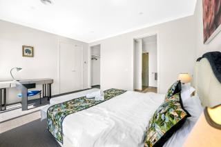Stylish Park-fronted Luxury Grand Family House! - 3