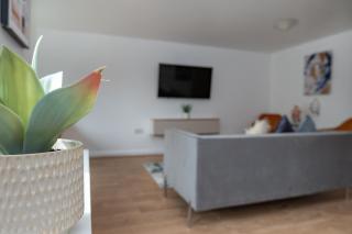 Stylish 2-Bed Manning Gardens - 6