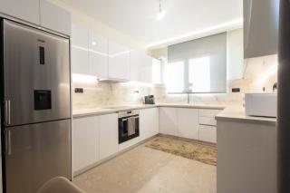Sinani Apartment - Sea View Balcony & Jacuzzi Gem - 3