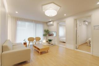 홍대, 홍대입구역, 방 3개 욕실 2개, 호텔 침구, 10인 숙소, 넓은 거실, 가족여행, 세탁건조기, 평지 - 8