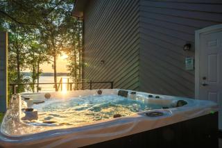 Luxe Lakefront Spa, Pickleball, Kayaks, & Theater - 9