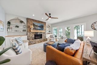 Luxe Lakefront Spa, Pickleball, Kayaks, & Theater - 5