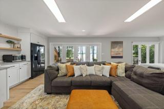 Luxe Lakefront Spa, Pickleball, Kayaks, & Theater - 4