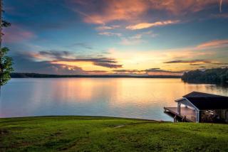 Luxe Lakefront Spa, Pickleball, Kayaks, & Theater - 1