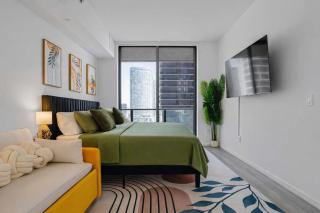 Downtown Miami 2BR Skyline Bay View Balcony Corner Suite LuxePad - 8