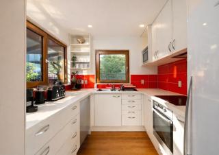 Lake & Alpine Views - Cosy 3BR Retreat Near Town - 1