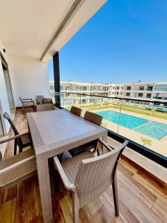 Appartement moderne vue piscine avec parking & WiFi - 0