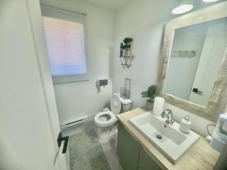 Smart 4BR Comfort Suite Massage Chair YQM Airport - 1