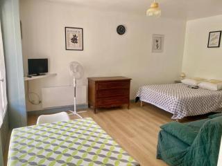 Studio cosy avec balcon, parking et Wifi - 2 pers, proche thermes et centre ville - FR-1-703-11 - 2