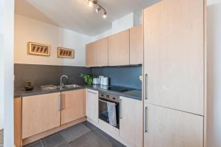 Charming 2BDR Apartment - Skyline Views - 3 Baths - 9
