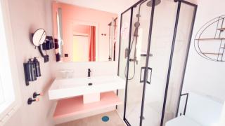 On Pink Motel - 3